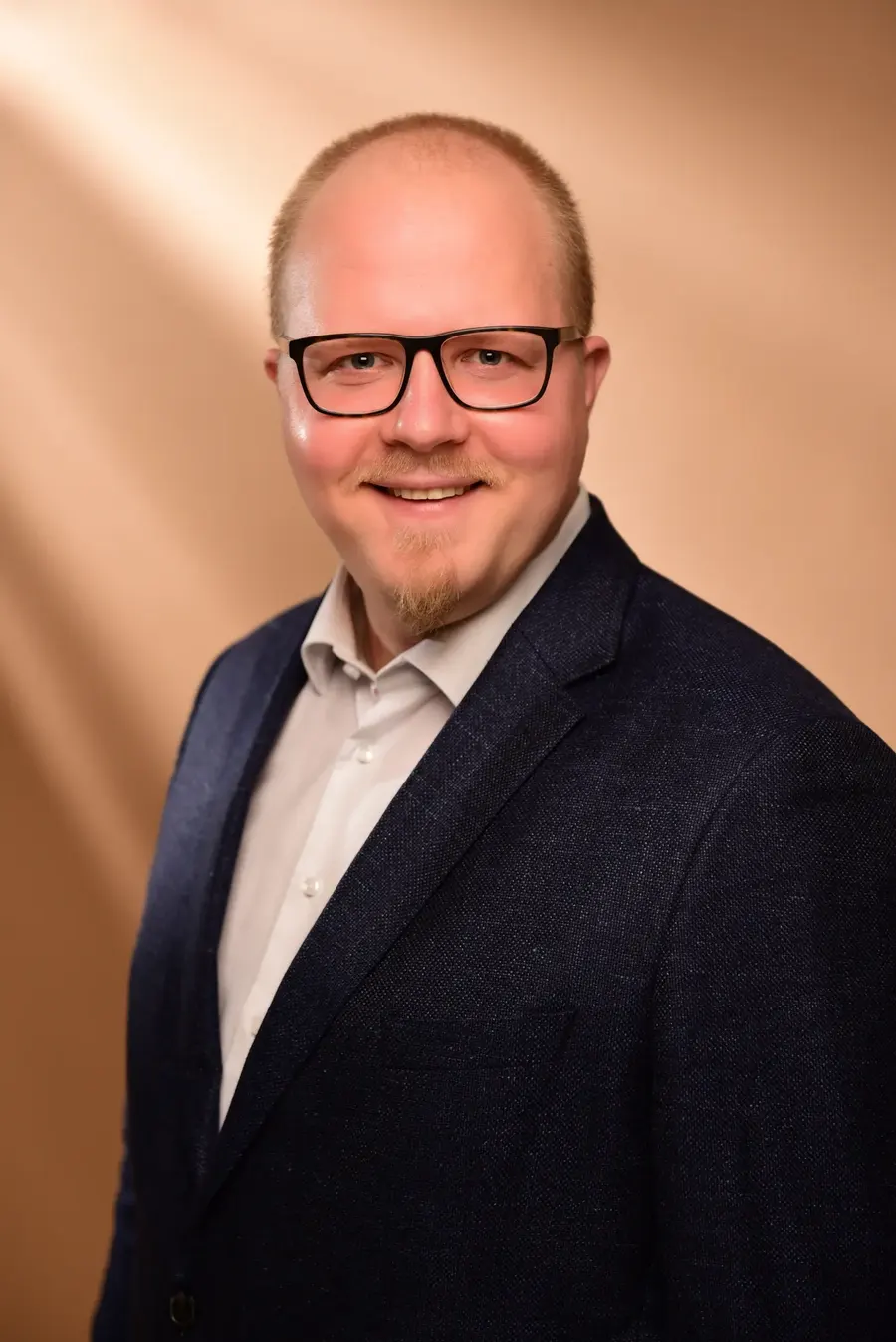 Porträt von Florian Zejewski im Sakko