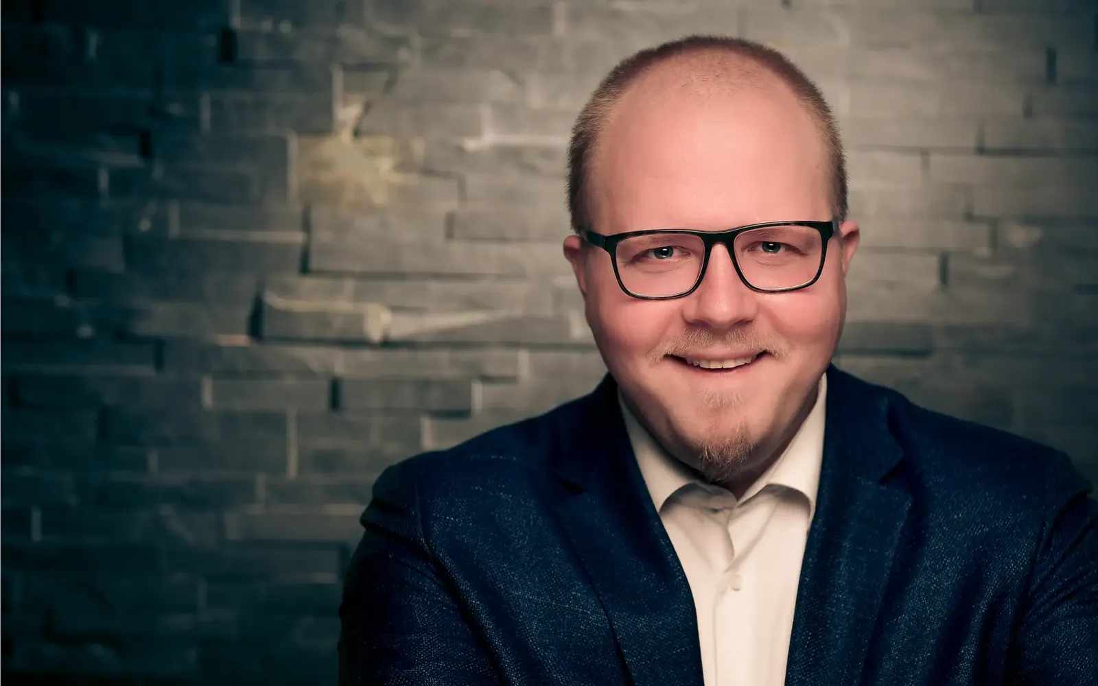 Florian Zejewski vor dunkler Steinwand